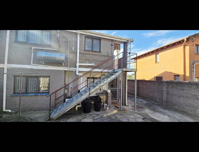 1 BEDROOM PROPERTY TO RENT IN CROSSMOOR
